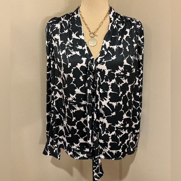 Gap Black and Off White Women's Tie front blouse, size Small - Picture 2 of 11